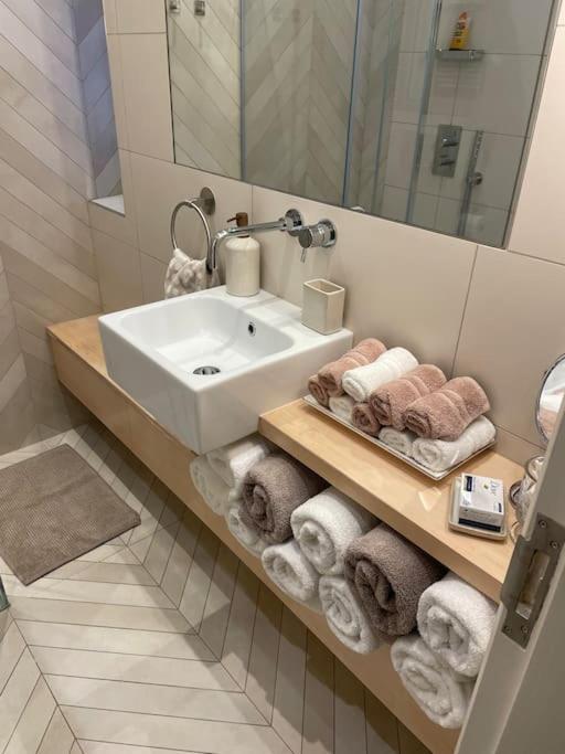 Stylish 3-Bedroom Flat In Kensington 伦敦 外观 照片